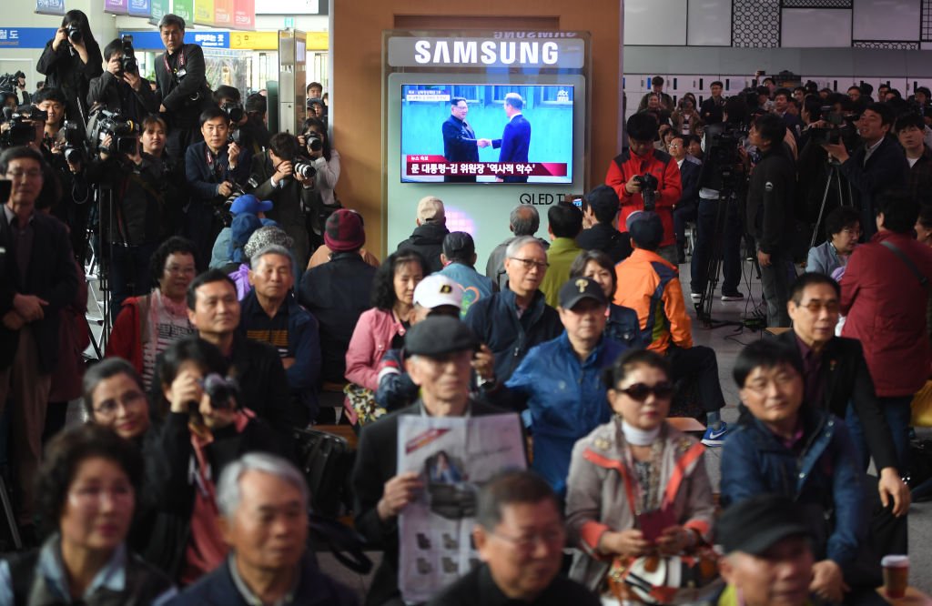 bbgoriginals's tweet photo. In photos: People in South Korea watch live footage of the #InterKoreanSummit (#남북정상회담) between South Korean President Moon Jae-in and North Korea's Kim Jong Un https://t.co/yycq6JrkPg https://t.co/TH6wjvW0qW