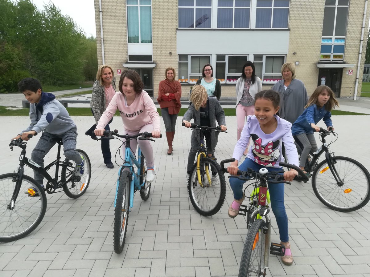 Kate Baert on Twitter: "Europese Sportstad #Kortrijk geeft met de actie 'Ik doe mee' centen aan initiatieven die aanzetten tot bewegen. Tienerschool Dobbelsteen XL #Heule zamelt fietsen in en herstelt die