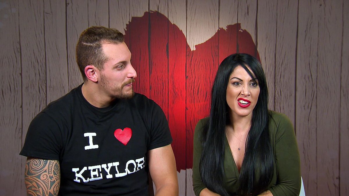 MedInfinityES's tweet photo. Josué censura las fotos en bikini del Facebook de Nataly y se lía muy parda en @firstdates_tv : "¿De dónde ha salido este hombre, de un huevo Kinder?" #firstdates624 https://t.co/tjal6fRp3O https://t.co/m9Fxt6vblM