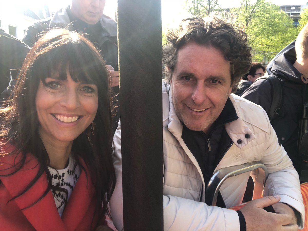 Wachten op de komst van de koning en koningin, de prinsesjes en de familie. Het zonnetje schijnt en we staan lekker opgepropt in het persvak in Groningen op het Martini Kerkhof.