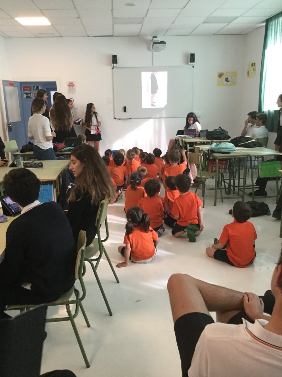 cber2002's tweet photo. Encontrando el libro con los niños de 4 años A, deseando repetir la experiencia el año que viene!!! https://t.co/PWNBjQk8Gl