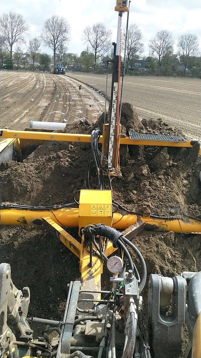 Prachtige dag. Verandering van teeltrichting even de gaatjes dicht poetsen. Voor de juiste afwatering.