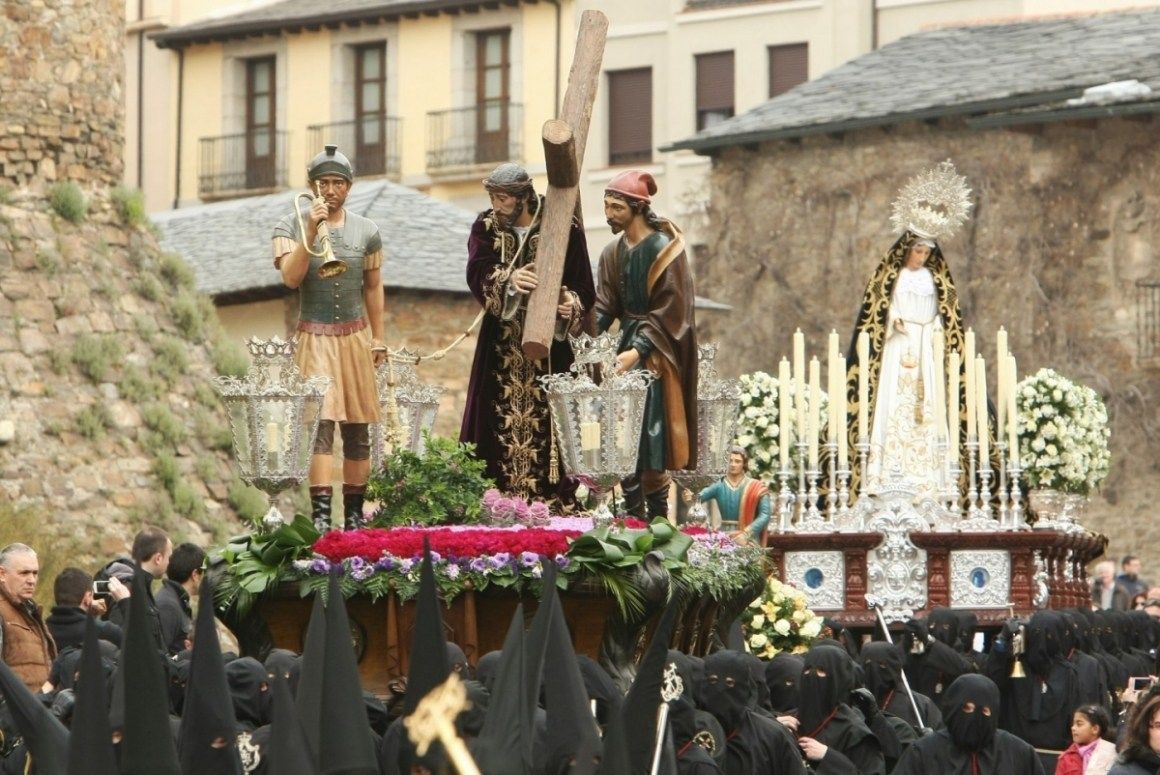 Un día más, devolvemos nuestra memoria a ese Viernes Santo que en Ponferrada se vuelve Nazareno.

Feliz Viernes del Señor

📷 César Sánchez

#NazarenoPonferrada #Ponferrada #ElBierzo #LeonEsp