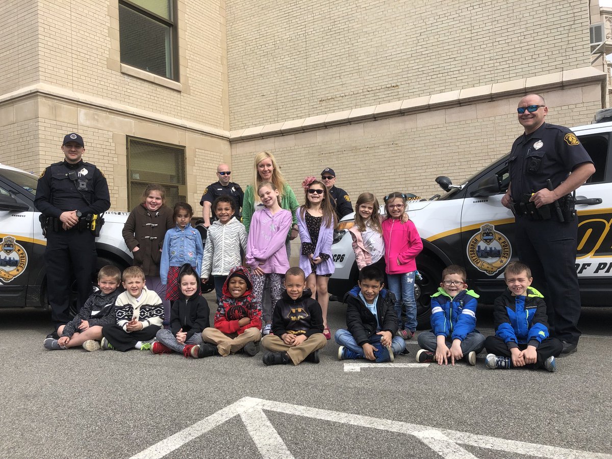 PghZone6's tweet photo. Zone 6 👮🏽♀️👮🏻♀️visiting with students at Beechwood and West Liberty Elementary schools. @PPSnews #police412good https://t.co/bPcUdaESXl