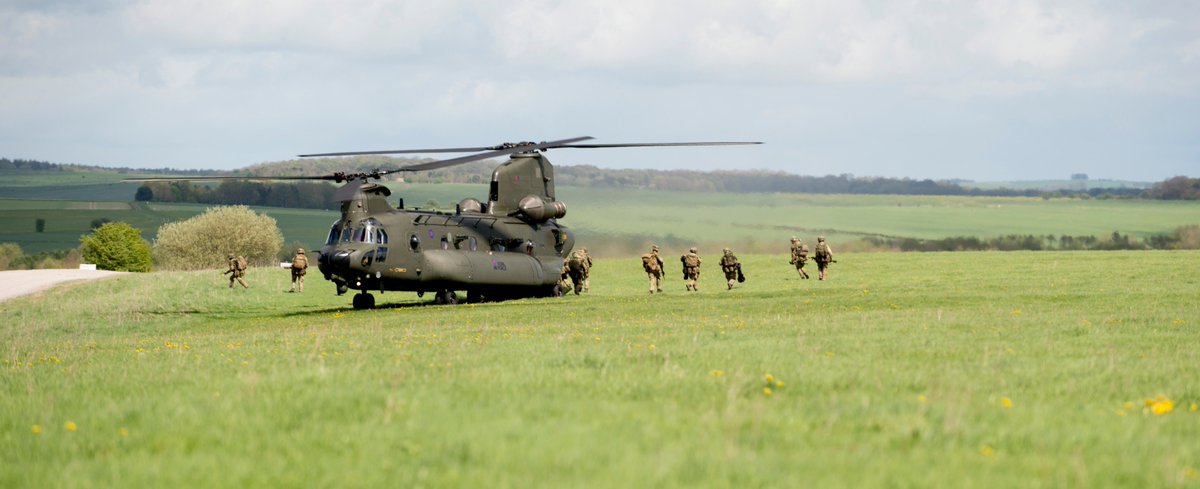 16AirAssltBCT's tweet photo. Combined arms manoeuvre: 3 PARA 🇬🇧 carry out air assault from @RAF_Odiham Chinooks to capture key ground, allowing 2 JDR 🇩🇰🇱🇻🇱🇹 mechanised infantry to continue their advance across Salisbury Plain on #JointWarrior https://t.co/9VpAoXlt4B