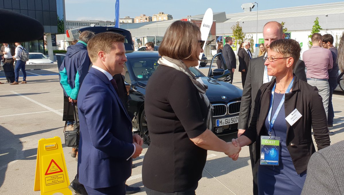 AVLivingLab's tweet image. Ms. Violeta Bulc and Mr. Boris Koprivnikar took the time and met with exhibitors. #LivingLabX