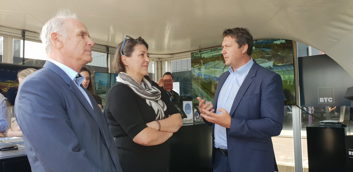 AVLivingLab's tweet image. Ms. Violeta Bulc and Mr. Boris Koprivnikar took the time and met with exhibitors. #LivingLabX