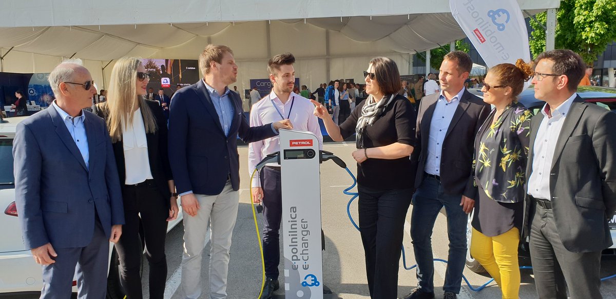 AVLivingLab's tweet image. Ms. Violeta Bulc and Mr. Boris Koprivnikar took the time and met with exhibitors. #LivingLabX