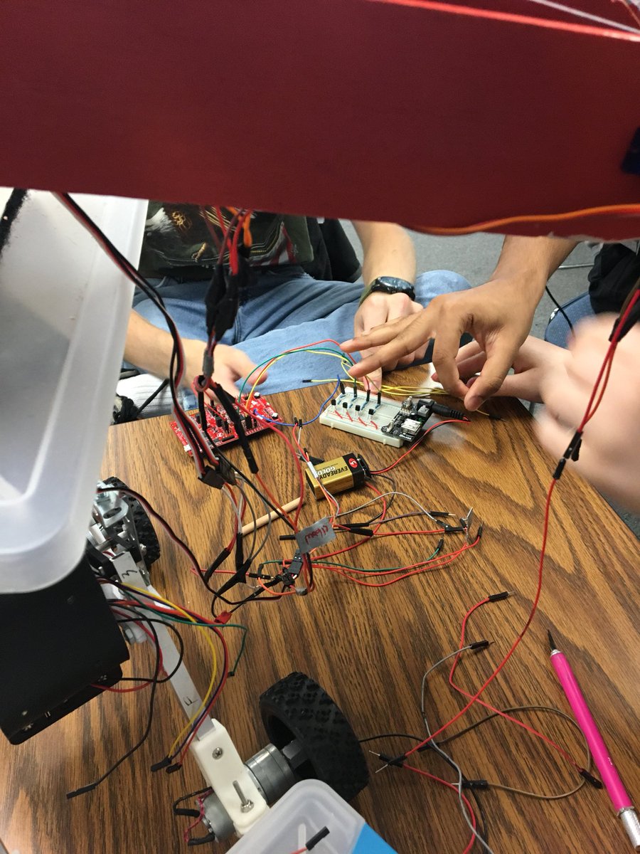 ProjectA_R_M's tweet photo. Someone come wire this for us.  @blinngineer @BlinnEngineer @TXInstruments #DSTR #ENGR1201 https://t.co/wy4WSc0pPy