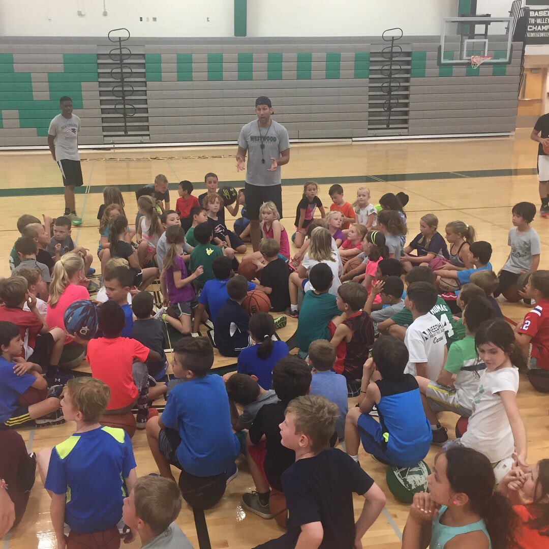 WWgirlshoops's tweet image. Spring Clinics start this Sunday - hope to see you there! Register through WBA #WWhoops @Wolverinehoops1