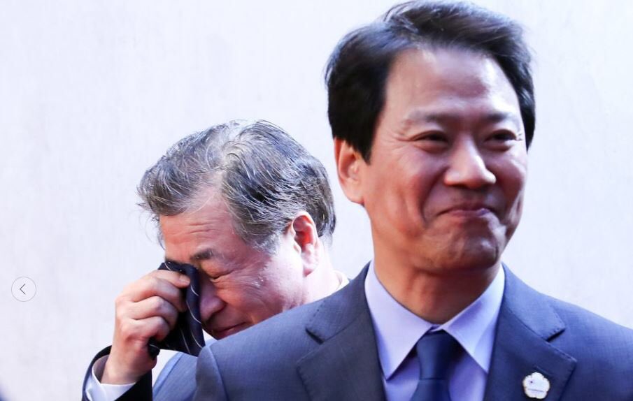 崔碩栄 歴史的な首脳会談に感激して涙を流す 国家情報院長 国家情報院 旧中央情報部は米国のciaを真似して作った情報機関 Kciaとも呼ばれた 軍人出身が院長を務めることが多かった つまり冷静で剛直なタイプが適任 涙もろい男が院長 これが今の