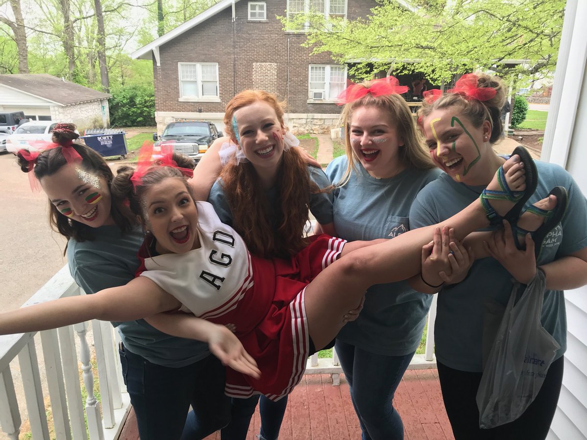 emmahenryyy's tweet photo. pump it up go gams!! โค๏ธ๐๐ #RedBuffAndGreekWeek @WKU_AlphaGam https://t.co/kSh1ZHDfMG