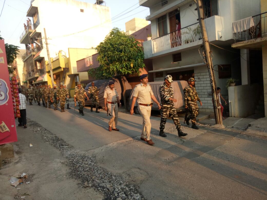DCPWestBCP's tweet photo. ಇಂದು ವಿಜಯನಗರ &amp; ಮಾಗಡಿರಸ್ತೆ ಪೊಲೀಸರು ಅರೆಸೇನಾ ಪಡೆಗಳೊಂದಿಗೆ ವಿಧಾನಸಭೆ ಚುನಾವಣೆ-2018 ರ ಹಿನ್ನಲೆಯಲ್ಲಿ ಠಾಣಾ ಸರಹದ್ದಿನಲ್ಲಿ ಪಥಸಂಚಲನ ನಡೆಸಿರುತ್ತಾರೆ. 
|#ಶಾಂತಿಯುತಚುನಾವಣೆಯಕಡೆ #ನಮ್ಮಪಡೆಗಳನಡೆ| 
@Vijayanagarbcp | @Magadiroadbcp |#KarnatakaElections2018  |#PoliceRouteMarch |#AreaDominationContinued... https://t.co/Y3dg4LHHEF