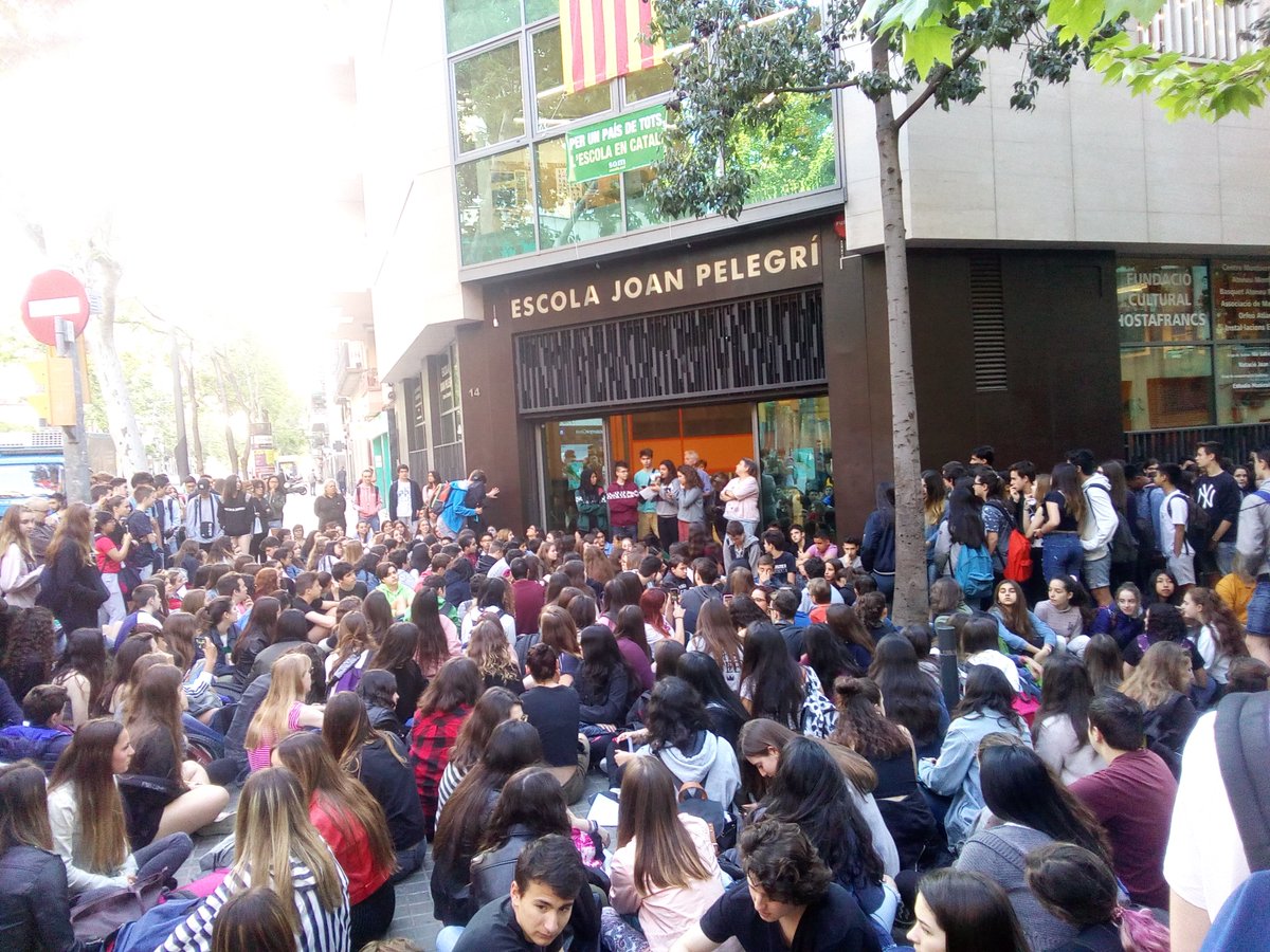 joanpelegricat's tweet photo. L'alumnat de Secundària es planta davant les agressions masclistes #NoEsNo https://t.co/qdGhicWdrK