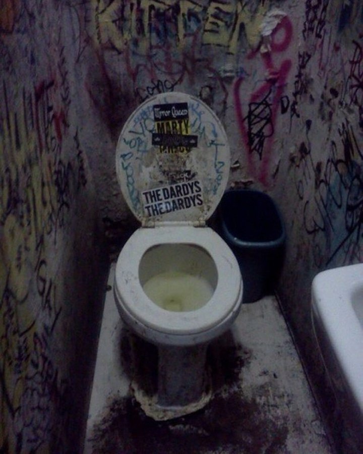 Mars Bar - New York, NY .. posted by @danamariedoesmakeup on Instagram #whatIseewhenIpee