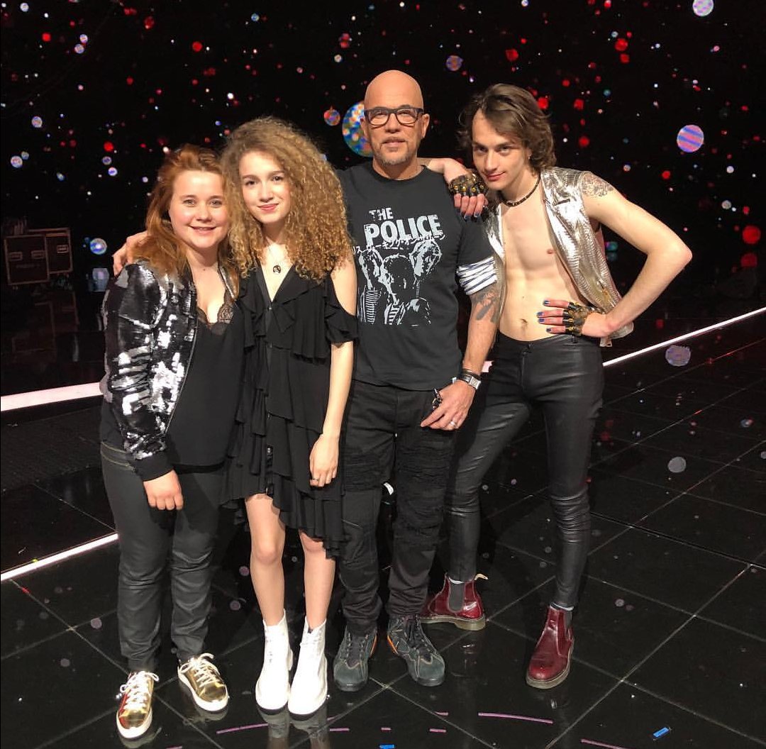 1OOpour1OOFans's tweet image. ✌@ObispoPascal et sa super team #thevoice ! @xamhurricane @BettyPatural @eccosings 
RDV demain sur @TF1 
📸 : #pascalobispo 
instagram.com/p/BiE4ilcHVI_/