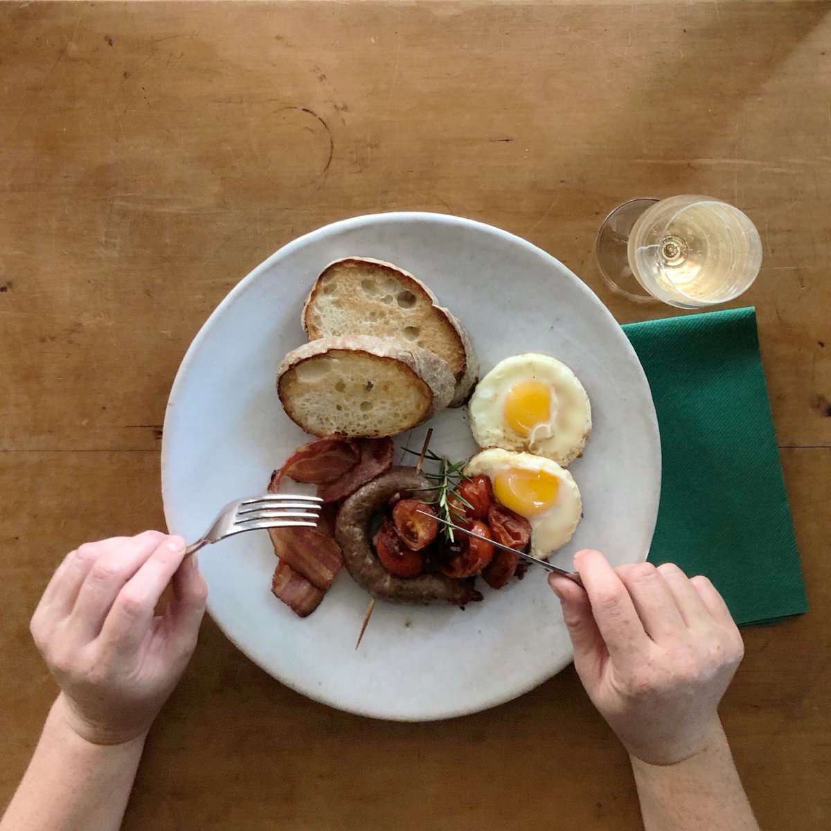 SimonsigWines's tweet photo. Tuck into a hearty breakfast at Cuvée + get a complimentary glass of Kaapse Vonkel. Offer valid 28 - 29 April 2018 only. Screen grab or show this post to claim 🙌
#weekend #visitWinelands #visitSimonsig https://t.co/zn9eitHpoK
