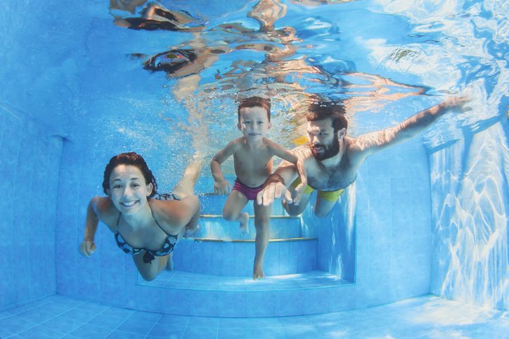 DYK: Kids are 87% more likely to learn how to swim if a parent can swim? Families that swim together, #PoolSafely together! Find local swim lessons via <a href="/SwimFoundation/">USA Swimming Foundation</a> bit.ly/2tu3fDO