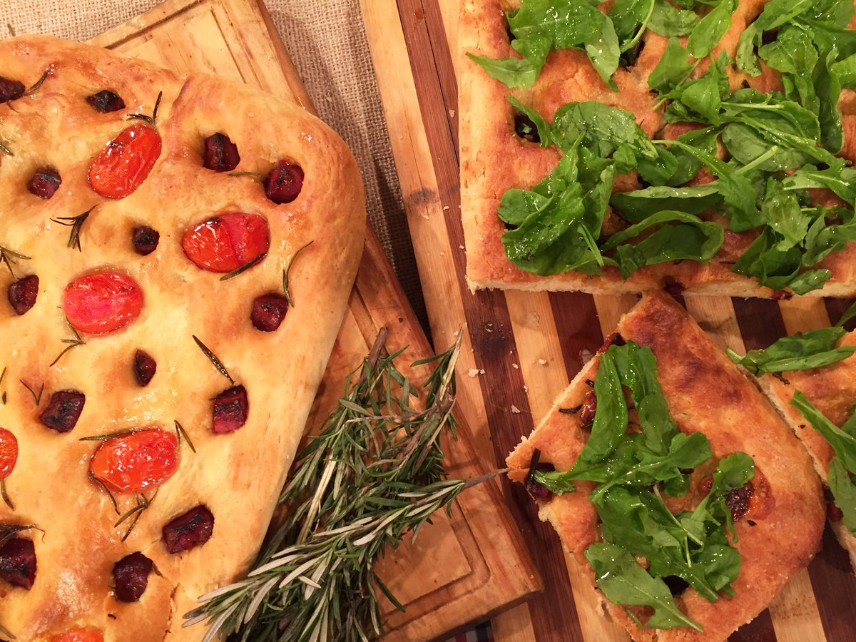 cocinerosarg's tweet photo. Llegó el finde y llegaron las #RecetasDelFinde
@juanitoferrara @juanbraceli #IsabelVermal y #MirtaCarabajal cocinan estos recetones para vos
Focaccia rellena, chocolotorta, show de budines y colita de cuadril rellena a la parrilla
En vivo 14 hs @TV_Publica https://t.co/hco7uBamUw