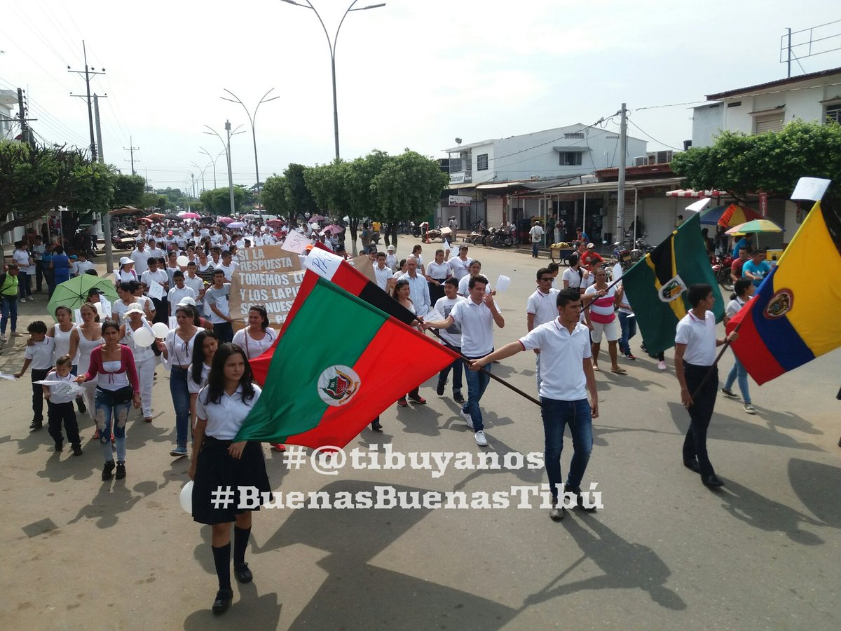 tibuyanos's tweet photo. En #Tibú #AEstaHora padres de familia, estudiantes y docentes del #Colcaldas marchan por el derecho a la educación y el trabajo https://t.co/gPnR9KXeLv