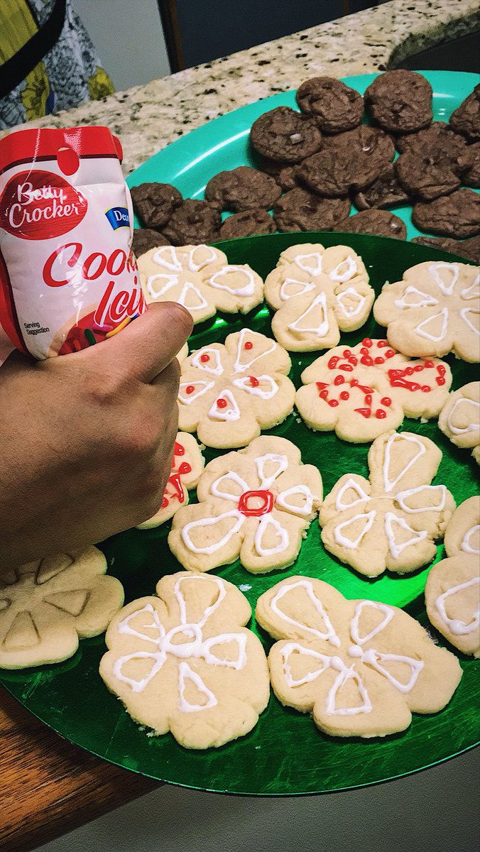 YelpIndy's tweet photo. Baking our Yelp-burst-shaped hearts out last night! ❤️🍪
(Any groups are always welcome to cook meals or bake cookies at @rmhccin - check them out!) #YelpHelpsWeek #YelpsBingoBakeOff https://t.co/MIPHUEBBQp