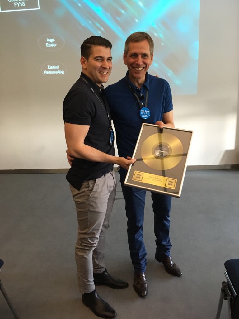 Very great honor to receive this outstanding contributor award from an inspiring leader!!! I‘m very proud and thankful to be a part of this team! @JuergenFranken @DellEMC_DE @DorisAlbiez @DinkoEror #nova #datacentersalesrocks #thepowertodomore