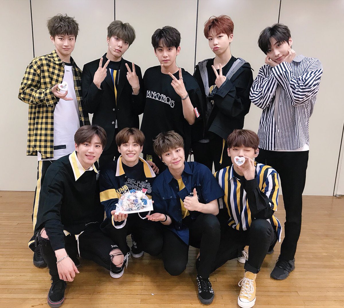 official_UN_B's tweet photo. [#NOW_UNB] 함께하는 모든 순간들은 언���나 설레고 기대돼요. 앞으로도 모든 날들 우리 함께해요💙 여러분들의 소중한 마음들 잊지않을께요. 감사합니다. 

#유앤비 #UNB #고맙고고마워 https://t.co/p47pSck1zQ