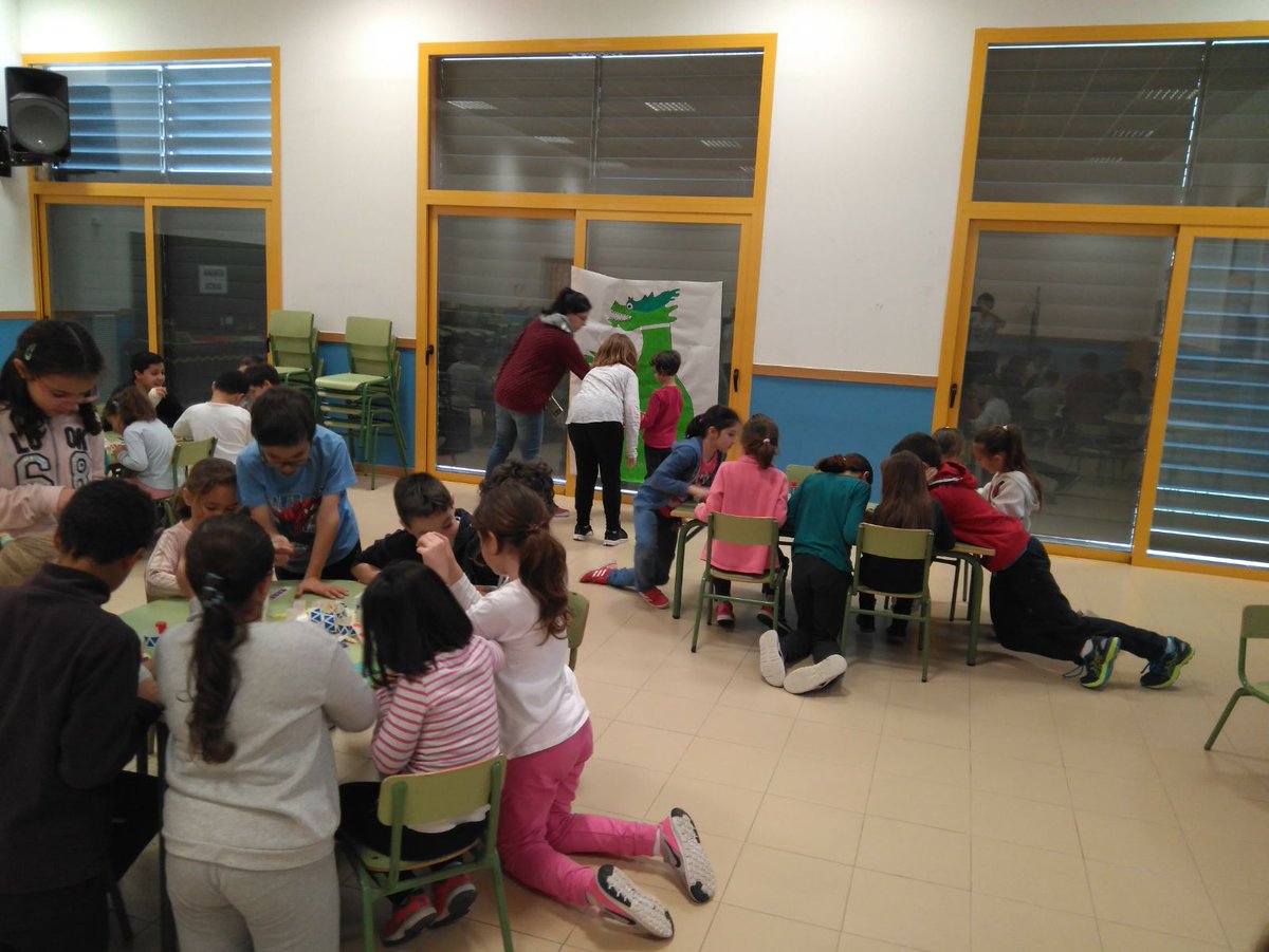 CEIPLosAlbares's tweet photo. TRABAJO #INTERNIVELES Los alumnos de 3º de infantil y los de 4º de primaria del CEIP Los Albares trabajan juntos para construir su dragón. https://t.co/6bBrpro982
