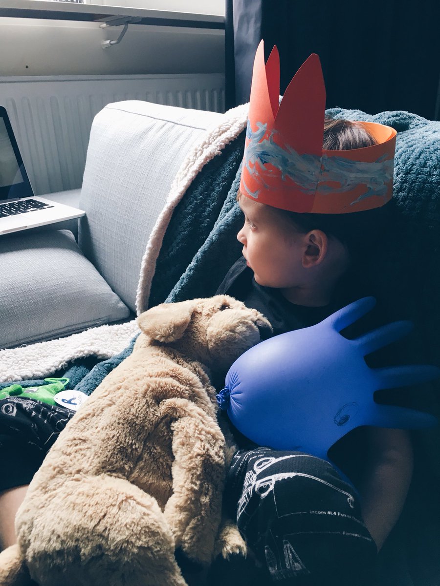 In plaats van een rondje Vondelpark deden wij een rondje spoedeisende hulp. De peuter brak zijn sleutelbeen en ik een stukje van mijn hart💔. Veel pijn maar ook heel verdrietig dat hij niet naar het feestje kan.
Vieren jullie het ook een beetje voor ons?🧡