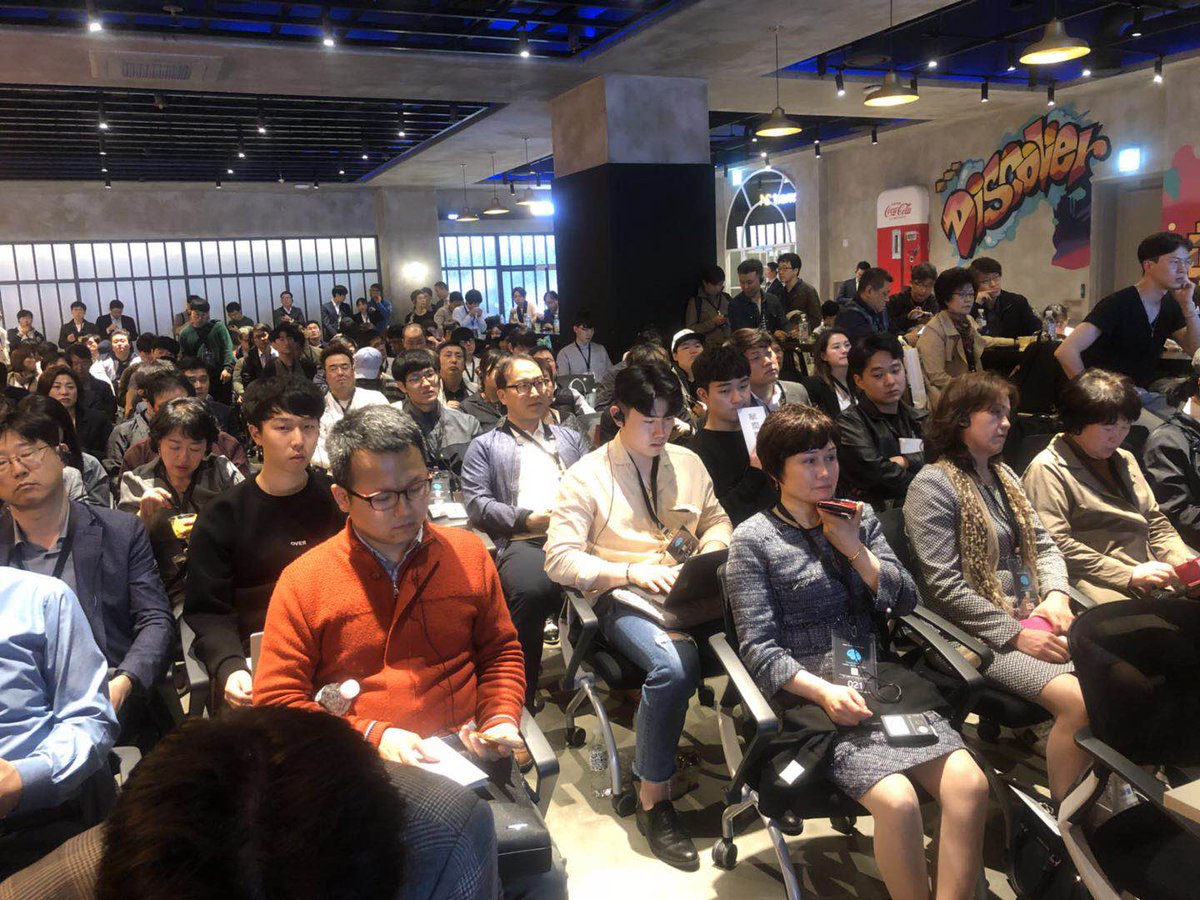DeepBrainChain's tweet photo. First Announcement has been released on the #DeepBrainChain Korean #Meetup: 

We plan to invest $100 million in the next 3 years to make the #SiliconValley Research Center a world-class “#AI+#blockchain” institute devoted to cutting-edge #research and #development. https://t.co/I2T7croxcu