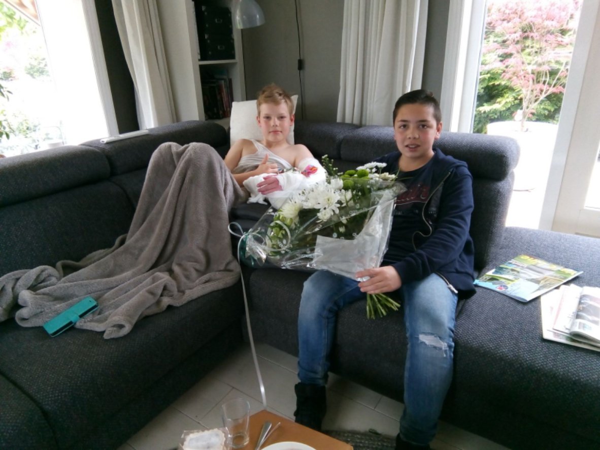 VVRijperkerk's tweet image. Sem is weer thuis! Geweldig sportieve actie van @vvdokkum JO13-1 om gelijk langs te komen om Sem sterkte te wensen! Wordt zeer op prijs gesteld! Toppers! #beterschapSem #sportiviteit