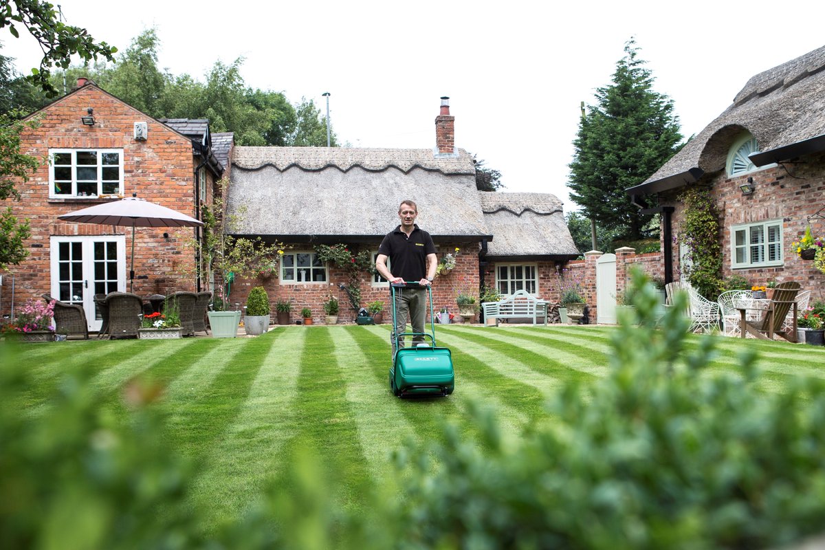 AllettMowers's tweet image. #lightweight #pushbuttonstart #quiet #batterypowered #environmentallyfriendly #cheaptorun #manoevrable #cordless #strongstripes #cartridgesystem Allett Liberty Range youtube.com/watch?v=7-9osA…