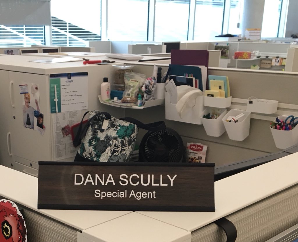 nessiesens's tweet photo. @lightstar1013 howβs this #ScullysDesk #DanaScully #Nameplate looking? https://t.co/xWeO7caqIn