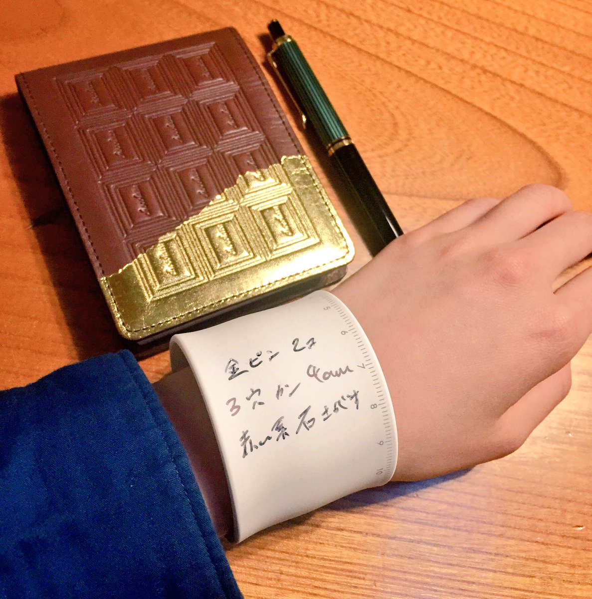 腕に巻けて油性で書いてもすぐ消せるという超優秀なメモがあるらしい これだ もう何にでも使えそう Togetter 腕に巻けて油性で書いてもすぐ消せるという超優秀なメモがあるらしい これだ もう何にでも使えそう Togetter