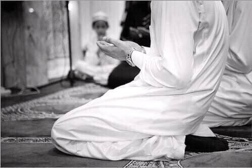 ❞

أنا مُخطىءٌ، أنا مُذنبٌ، أنا عاصي،
⠀ ⠀⠀
هوَ راحمٌ، هو غافرٌ، هوَ كافي،
⠀⠀⠀
قابلتهنّ .. ثلاثةٌ بثلاثةٍ .. ولتغلبن أوصافُه أوصافي .. ✿! 

❝