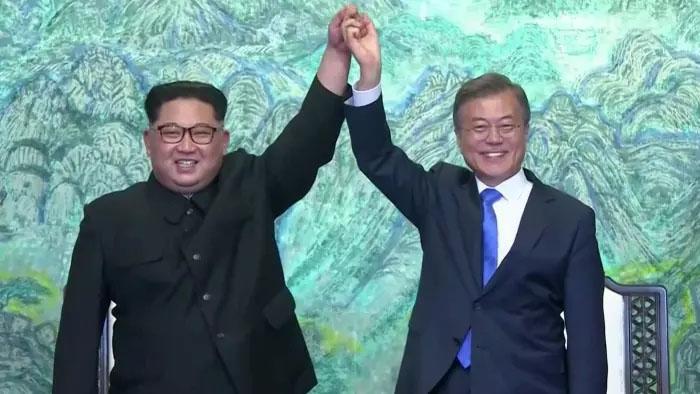 Kim Jong Un crosses into South Korea DbyRRpwU8AA81NK