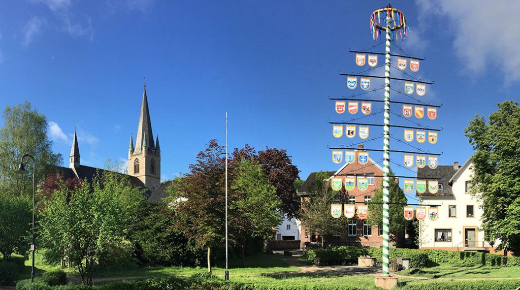 Maibaum wird fit für den Frühling gemacht grevenbrueck.de/blog/2018/04/2…