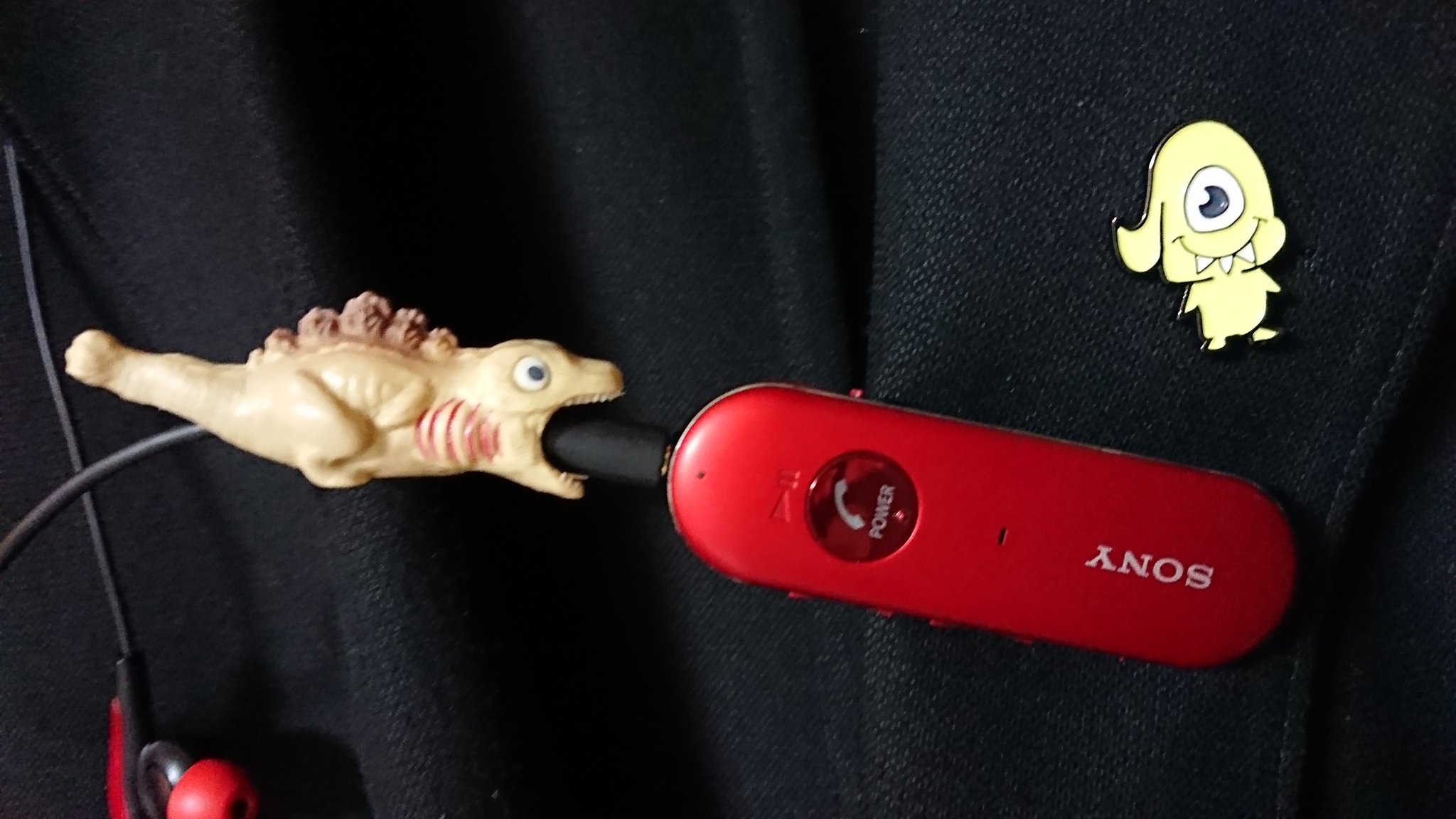 Tkぜめきす 19 ゴジラ第２形態のcable Biteを買ってみた Iphone用だけど使えるべーと思って買ったものの Xperiaの純正のやつにはつけられなかったので 青トゥース イヤホンにつけてみたらクソかわゆい いっしょにお出かけやねにひひひ