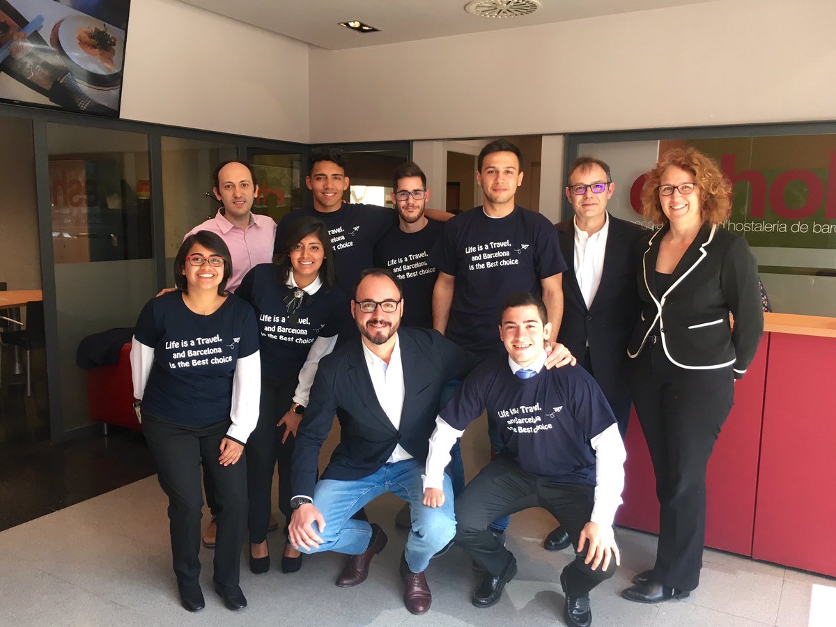 UrbanessHotels's tweet photo. Un placer estar esta mañana con los alumnos de @ESHOBescola hablando de nuestra idea #Happiness. con sus alumnos. #Barcelona #hotels https://t.co/eOXwsJWFdH