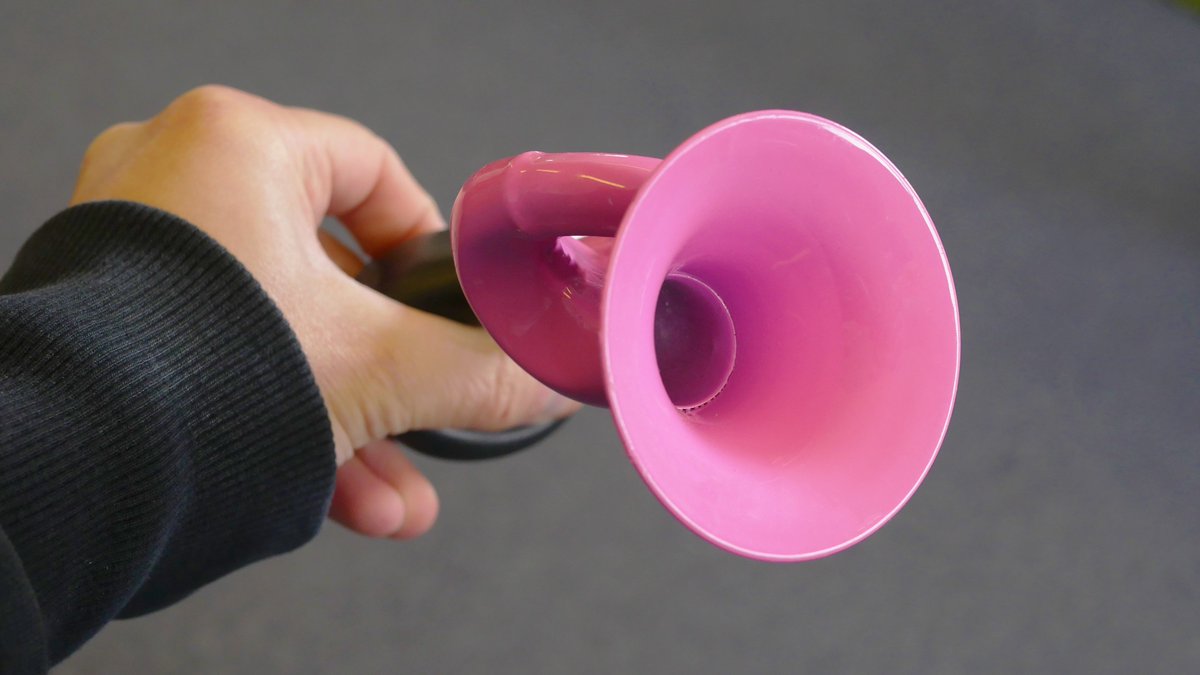 TheMuOne's tweet image. Got that mischievous #FridayFeeling...?! 🎺
What random objects do you have in your studio?
#MiMTools #Pink #Weird