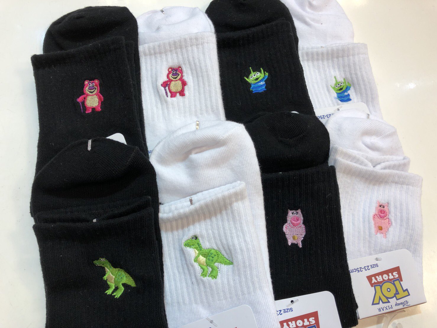 サンキューマートあべのルシアス店 V Tvittere 入荷商品 ディズニーキャラクターの靴下が入荷しました ワンポイントがとっても可愛い ディズニー好きの方にはたまらないアイテムです 2タイプあるのでお好きな方を是非 靴下は2足で390円 税