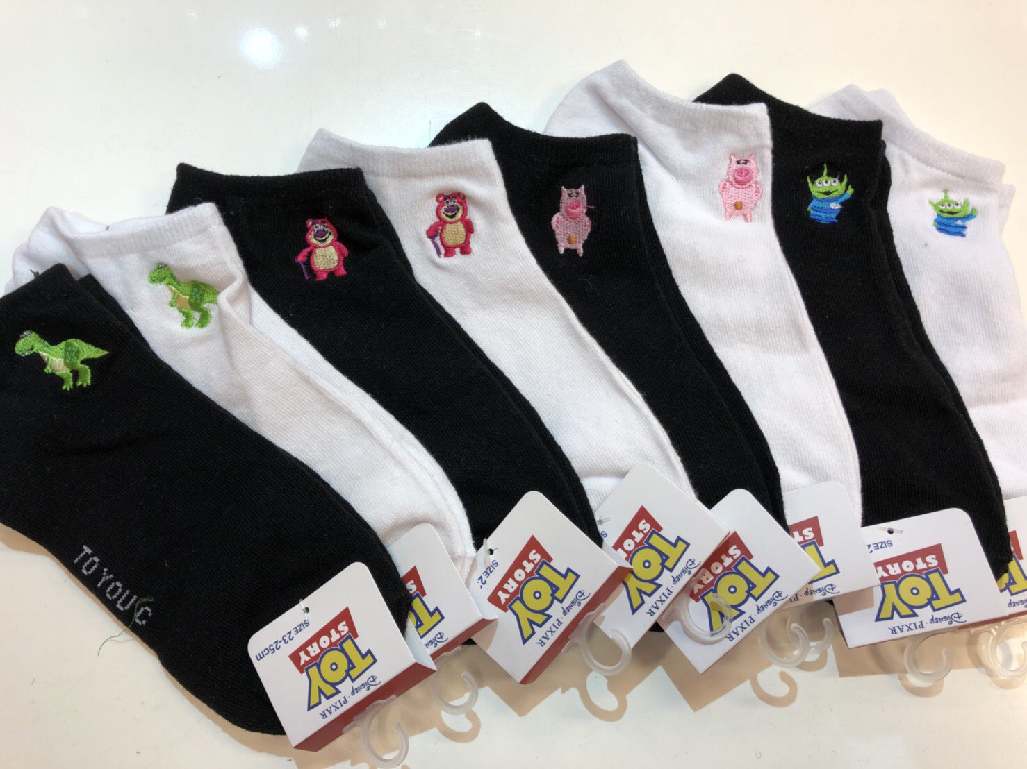 サンキューマートあべのルシアス店 V Tvittere 入荷商品 ディズニーキャラクターの靴下が入荷しました ワンポイント がとっても可愛い ディズニー好きの方にはたまらないアイテムです 2タイプあるのでお好きな方を是非 靴下は2足で390円 税