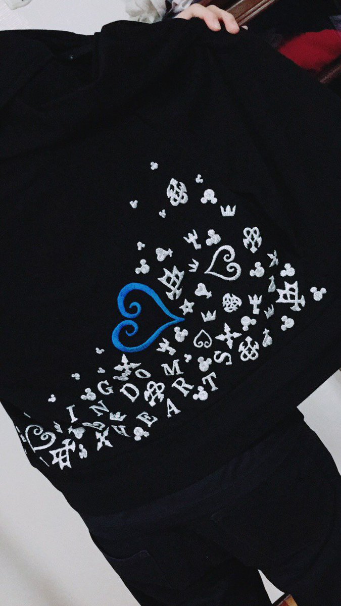 In0ri Twitterissa Kingdom Hearts オール手縫い刺繍作戦その 制作期間およそ3ヶ月 今回はdddとユニクロのエンブレムを新たに含めてみました よーく見るとkingdom Heartsのアルファベット文字が混ざって 前作のkhstafftシャツと共に黒で闇を感じます ぬい