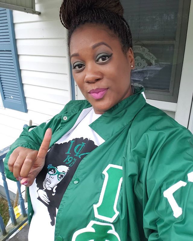 SLHProphetic's tweet photo. Thought I'd gone head &amp; represent for the IPL this mo'ning! 
#LolasGirl #EmeraldsnPearls #BusinessWoman #Chicago1929 #ipl 🐢💚 Slow &amp; Steady wins the Race! https://t.co/clE8Y9dwJh https://t.co/dAA0Sojl0s