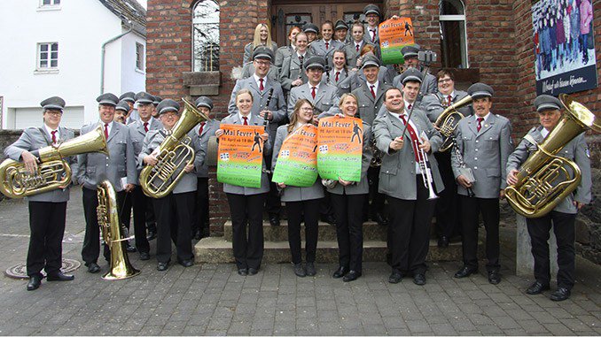 Selfies mit Maifever-Plakat grevenbrueck.de/blog/2018/04/2…