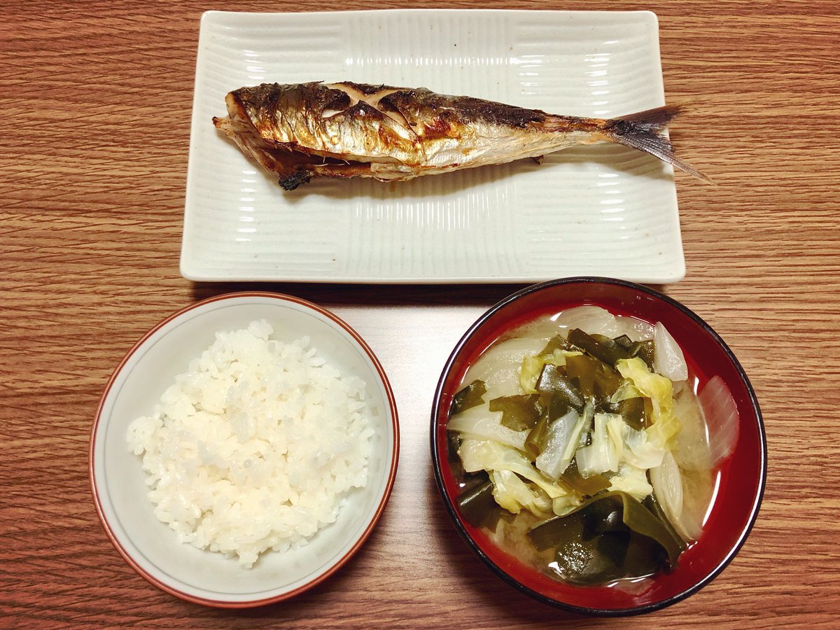 もち En Twitter 晩ごはん 丸アジ塩焼き 春キャベツ玉ねぎワカメの味噌汁 この三点セットは日本昔ばなしの登場人物になりきって食べると ご飯がより美味しく感じる 晩ごはん おうちごはん もち家のごはん 和食 アジ 魚 味噌汁 日本昔ばなし T Co