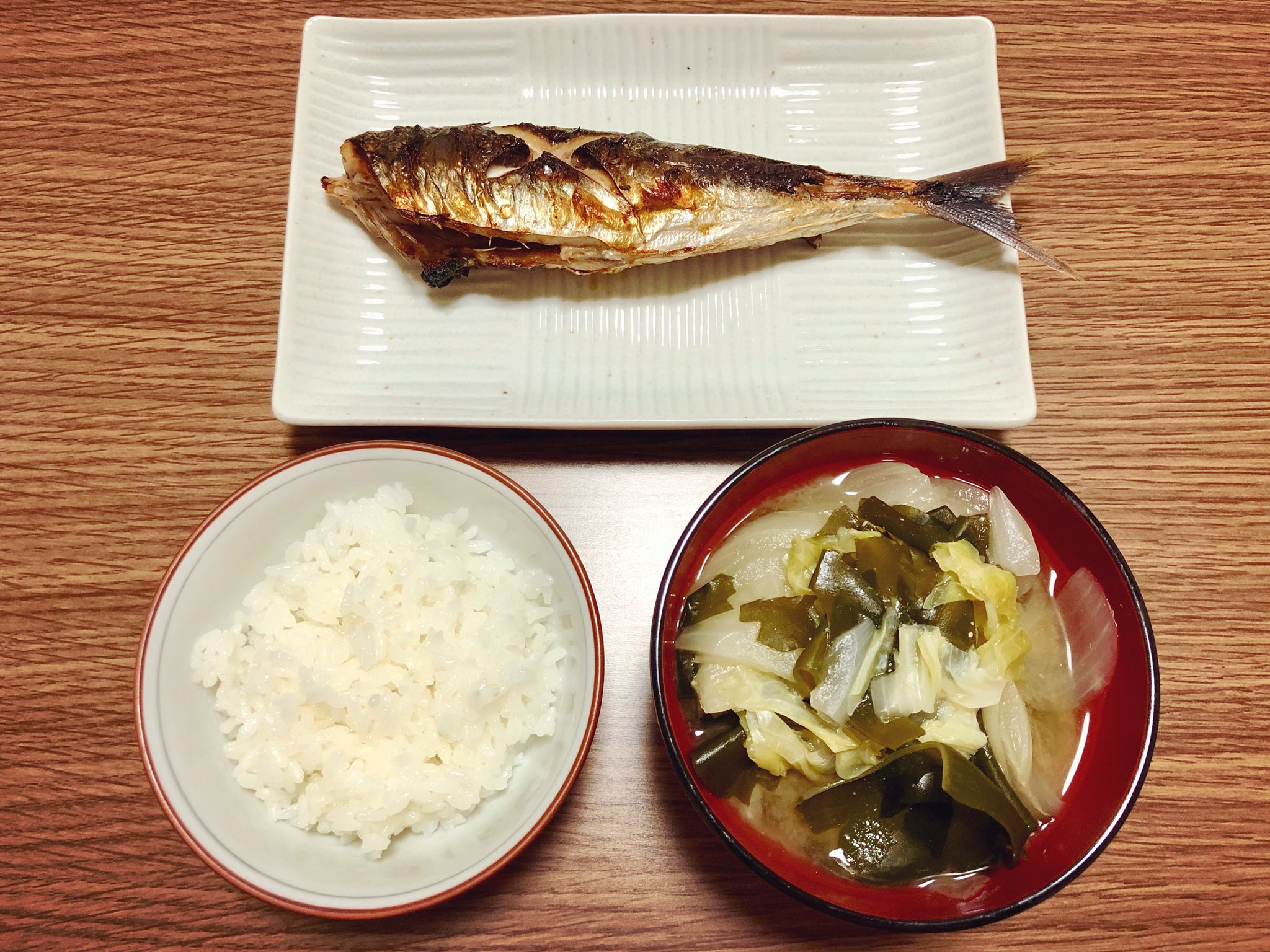 もち En Twitter 晩ごはん 丸アジ塩焼き 春キャベツ玉ねぎワカメの味噌汁 この三点セットは日本昔ばなしの登場人物になりきって食べるとご飯がより美味しく感じる 晩ごはん おうちごはん もち家のごはん 和食 アジ 魚 味噌汁 日本昔ばなし T