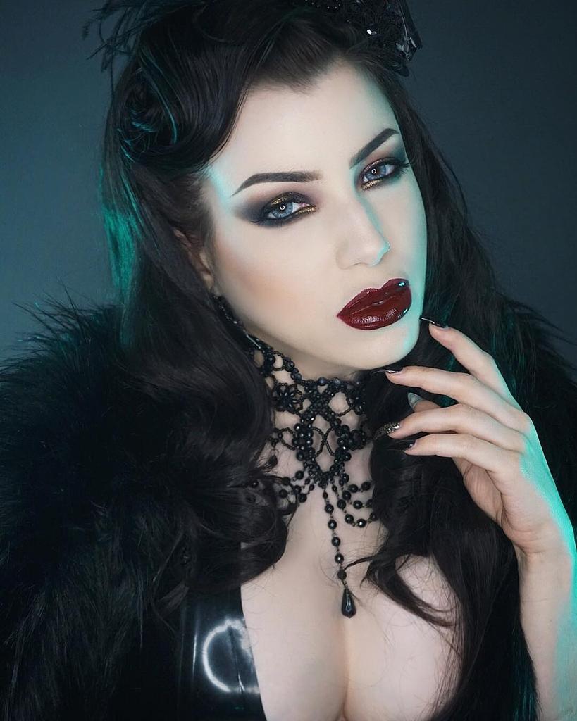 magesaltmodel's tweet photo. ・・・
⚜ Welcome to #MagesAltModel ⚜・・・

Model: @threnodyinvelvet 
blackmooncosmetics
maccosmetics 
katvondbeauty 

#alternativemodel #altgirl #metalgirl #makeup #repost #ootd #victorian 
#goth #gothic #gothicmodel #gothicgirl #dark #darkphoto #darkromantic #darkmodel https://t.co/vgnHMAEXdn