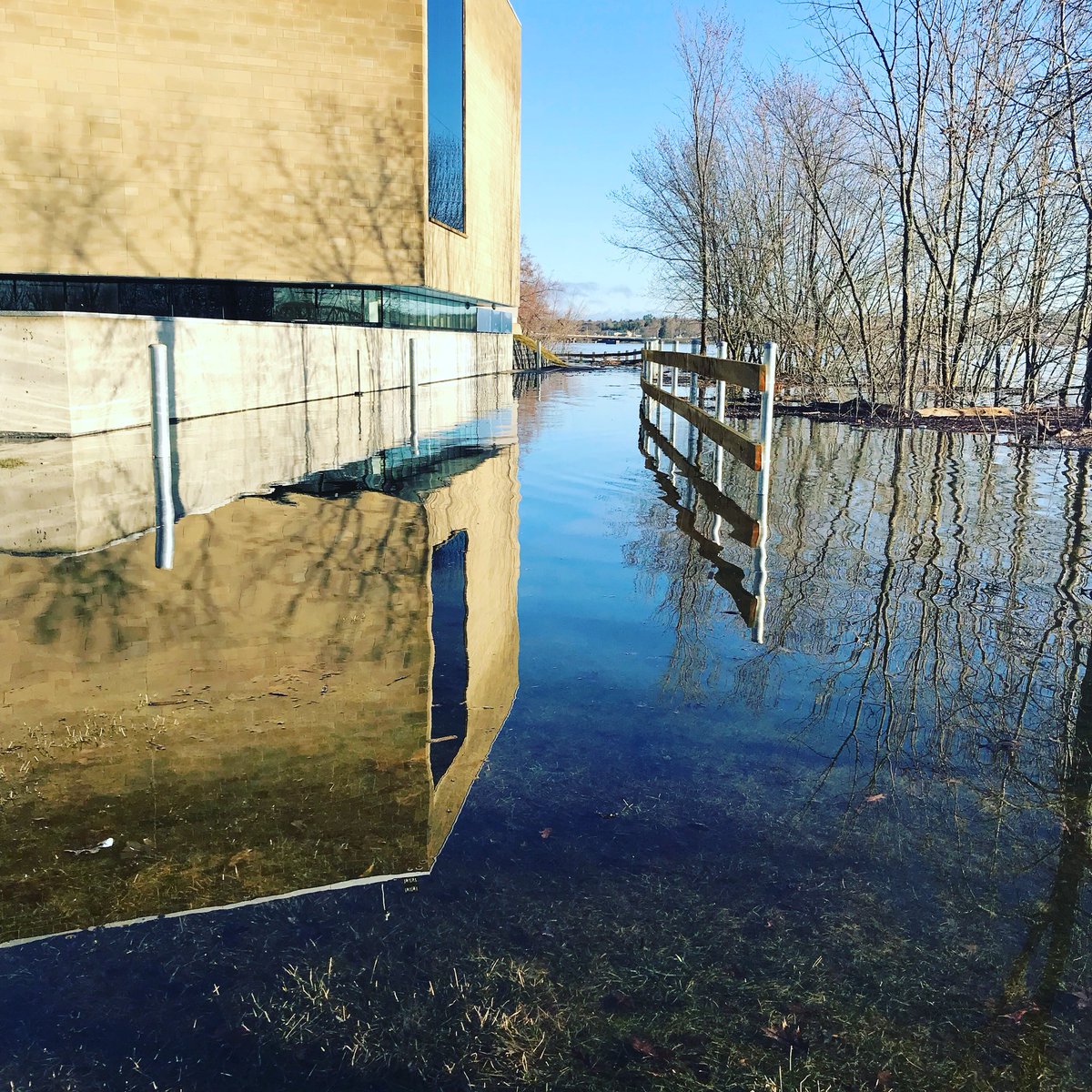 City of Fredericton proposes Beaverbrook Aquatic Center to end UNB dispute, hours of operation will be limited to flood season.