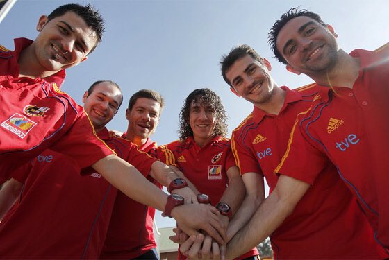 2010MisterChip's tweet photo. Imposible entender todo lo que ha pasado en los últimos años en el fútbol español sin ellos. Imposible describir la inmensa felicidad que nos han hecho sentir. Uno a uno se han ido yendo de La Liga. Hoy le toca a Andrés. Les vamos a echar mucho de menos, pero su legado es ETERNO. https://t.co/f8XIvPDYH5